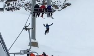 Un niño de once años colgado de un telesilla salta desde seis metros en Whistler