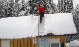 Limpiar un tejado con mucha nieve puede ser un deporte de riesgo...