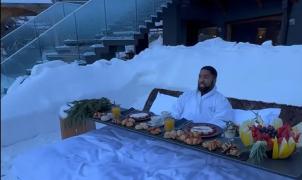 Una estación de esquí se hace viral por llevar el desayuno a una cama en la nieve