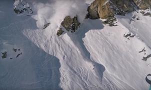 Maxence Cavalade escapa de una gran avalancha volando