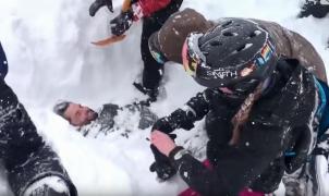 Dramático vídeo de un snowboarder rescatado in extremis en Squaw Valley (EEUU)