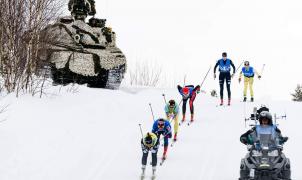 Un tanque se cuela en mitad de una carrera de esquí de fondo en Noruega