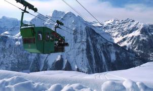 El teleférico más singular del mundo está en Suiza y transporta esquiadores, niños y leche
