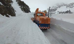 El COEX reabre la carretera de la Coma de Arcalís con paredes de 2 metros de nieve