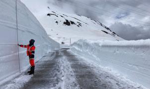 Los altos pasos de los Alpes empiezan a abrir entre muros de nieve y fuertes nevadas