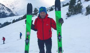 Ferran Latorre a un mes de emprender la escalada al Everest, prueba los nuevos esquís Hagan