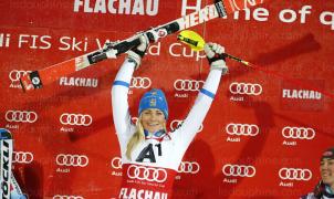 Frida Hansdotter gana su primera carrera del año en el slalom nocturno de Flachau