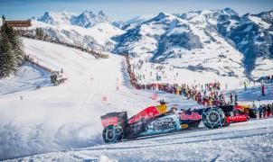 Un Red Bull de F1 a todo gas por la nieve de Kitzbühel