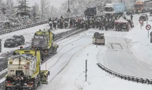 Trabajadores temporeros bloquean el túnel de Fréjus para exigir que abran las estaciones de esquí