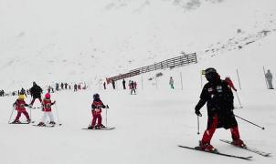 Las estaciones de esquí asturianas resisten el fin de semana a pesar del viento y la nieve