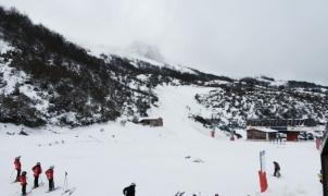 La nieve no se olvida de Asturias y empieza a caer con fuerza
