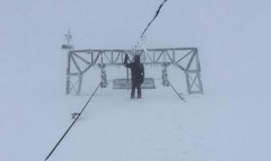 La nieve engulle la estación de esquí del glaciar Fonna en Noruega