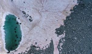 La “nieve rosa” llega a los Alpes italianos y acelera su derretimiento