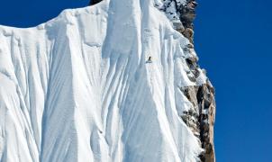 ¿Se puede bajar una pared vertical con un snowboard? Se puede si te llamas Jeremy Jones