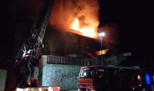 Un incendio devora el Hotel du Col, en el Puerto de Puymorens