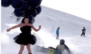 Un snowboarder sin control (o no) aplasta a una influencer
