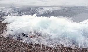 El Ivu, una arrolladora ola de hielo, rompe en la costa del lago Baikal