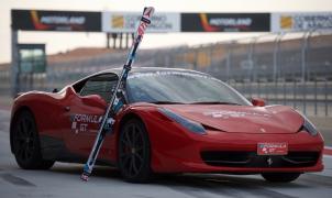 Esquiando sobre asfalto remolcado por un Ferrari a 18 metros por segundo