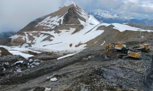 El esquí de verano en Les 2 Alpes convive con la construcción un telecabina y un telemix