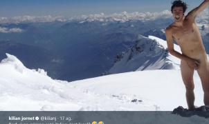 Kilian Jornet protesta desnudo en la cima del Mont Blanc