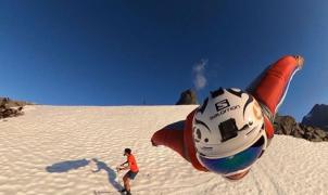 Un hombre pájaro se cruza con Kilian Jornet en plena bajada esquiando
