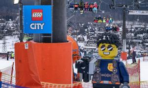 Figuras gigantes de LEGO toman las pistas de una estación de esquí de Polonia