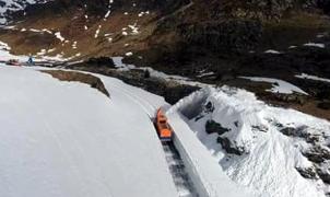 Quitanieves limpian los 2 metros de nieve de la carretera de la Coma de Arcalís