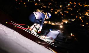 Lindsey Vonn sorprende esquiando el descenso de esquí más difícil del mundo en plena noche