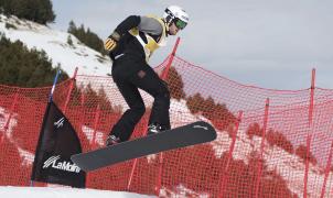 Lucas Eguibar a por todas en la final de la Copa del Mundo de Snowboarder Cross de la Molina (FGC)