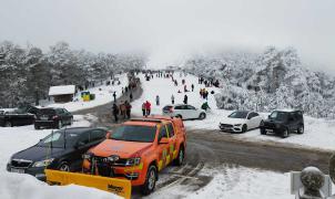 Las ganas de esquiar de Madrid colapsan los accesos a sus estaciones