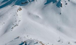 Sesenta estaciones de esquí siguen abiertas en Norteamérica y algunas con 10 metros de nieve