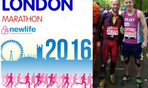 Corre la Maratón de Londres con las botas de esquí puestas y logra llegar a la meta
