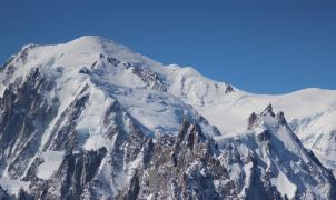 Un avión aterriza en el Mont Blanc para que sus dos pasajeros puedan subir a la cima 