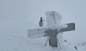 La cruz y la virgen del Aneto esperan al verano cubiertas de nieve