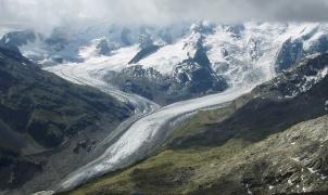 Suiza tiene un insólito plan para salvar los glaciares, miles de cañones de nieve artificial