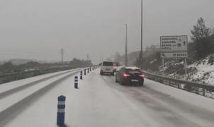 La nevada corta la vía C-16 y atrapa los conductores de bajada de la Cerdanya a Berga