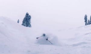 Vídeo: Un niño de 9 años baja un fuera pistas con la nieve hasta la cintura como un dios