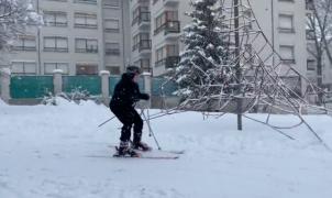 La nevada convierte un parque de Jaca en una pista de esquí