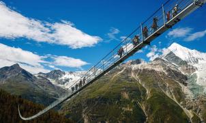 Suiza inaugura en Zermatt el puente colgante peatonal más largo del mundo