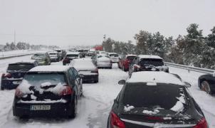 El Ejército al rescate de los miles de coches atrapados en la AP6 por la nieve