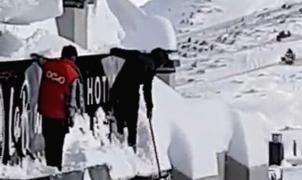 Vídeo: Dos personas "al límite" quitan la nieve del tejado de un hotel en el Pas de la Casa