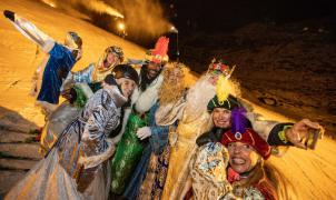 Los Reyes Magos llegan a Sierra Nevada esquiando en honor de multitudes
