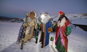 Los Reyes Magos han esquiado por la pista El Río iluminada de Sierra Nevada hasta Pradollano