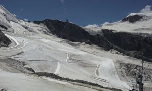Saas Fee mantendrá el glaciar cerrado para el esquí de verano a los turistas