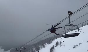 El vídeo del salto de un esquiador contra un telesilla se vuelve viral