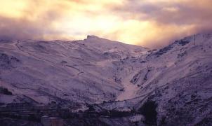 Sierra Nevada y la Nieve dan hoy la bienvenida a los esquiadores 
