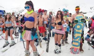 300 esquiadores en bañador desafían el frío en el IV descenso en traje de baño de Sierra Nevada