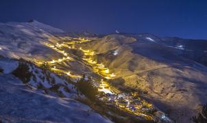 Sierra Nevada inaugura el esquí nocturno y abre la zona de Loma del Dilar para el Puente