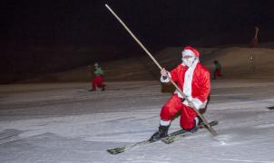Papá Noel llega a Sierra Nevada esquiando por la pista iluminada de El Río