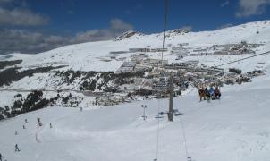 Imágenes del primer día de esquí de la Semana Santa en Sierra Nevada 